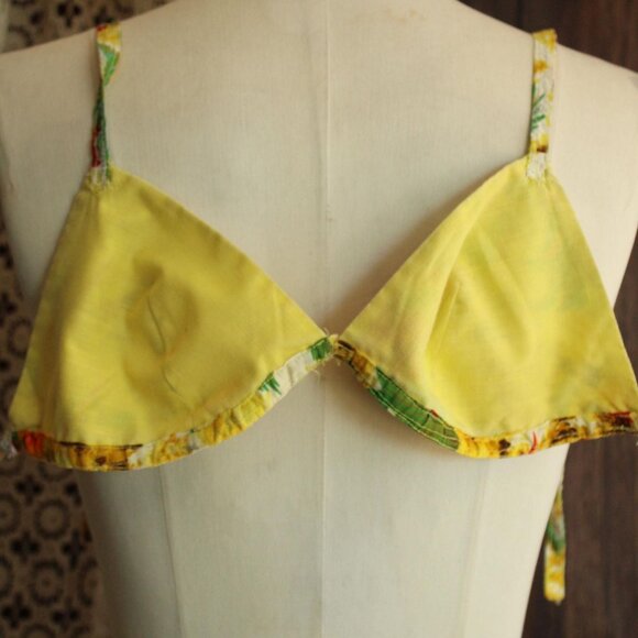 Vintage 1960s Bikini Swimsuit Top, Surfer Print in Yellow Red and Green Swimwear - Picture 10 of 10
